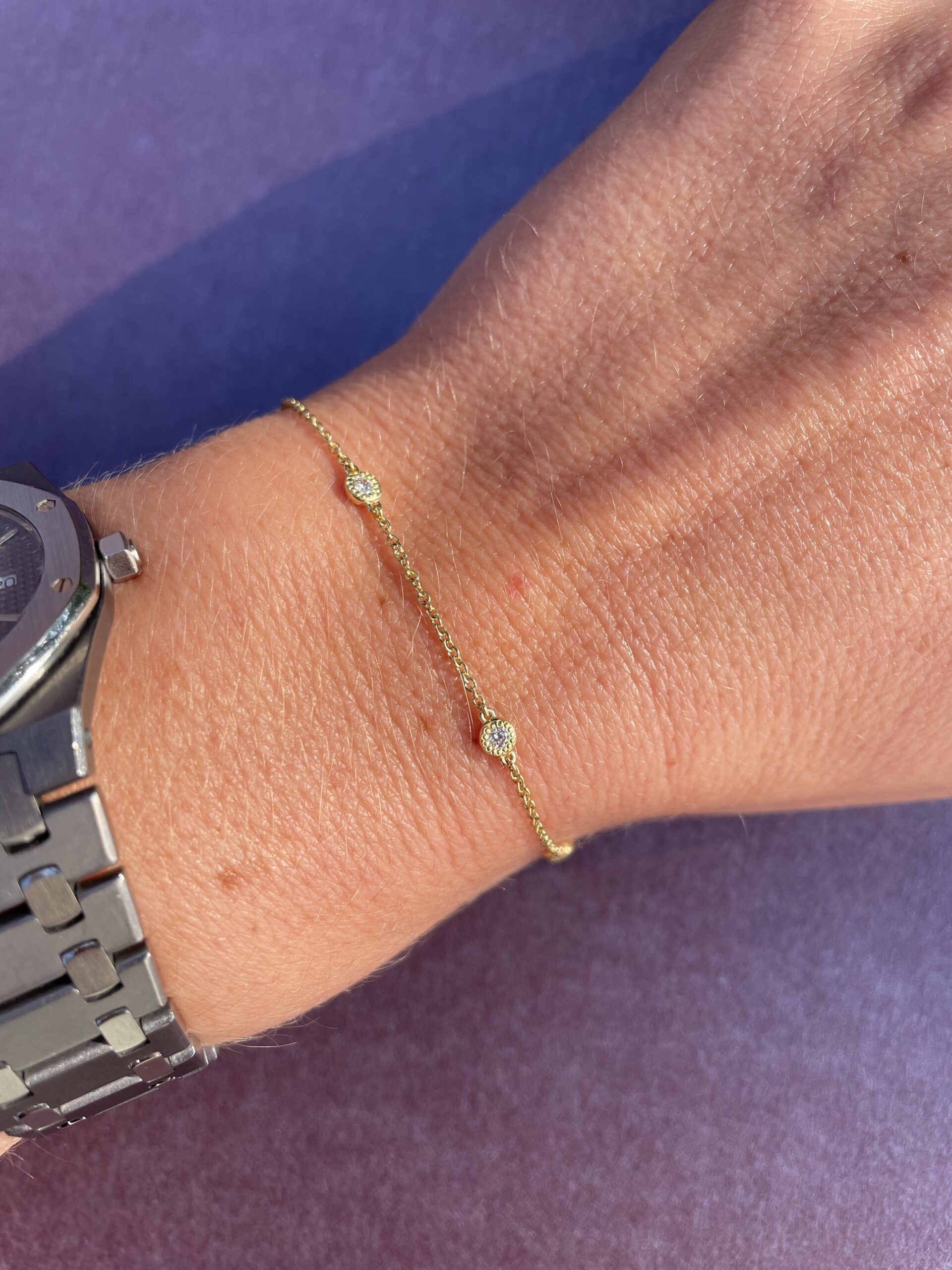 Bracelet chaine et 5 diamants sur or jaune millegrain